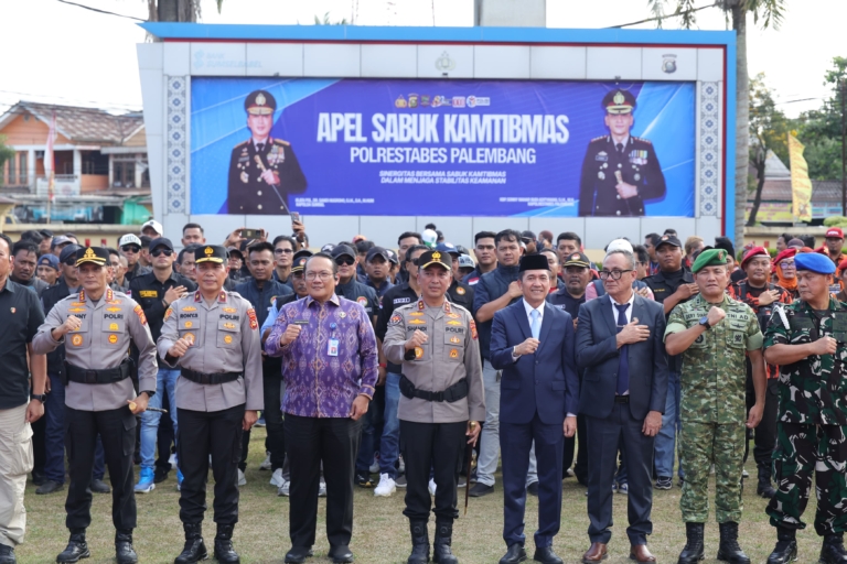 Polda Sumsel menggelar Apel Besar Sabuk Kamtibmas di Palembang dengan melibatkan 672 peserta lintas elemen masyarakat. Kapolda Sumsel mengajak seluruh warga memperkuat sinergi menjaga keamanan. (Foto: ReportaseNews/Don)
