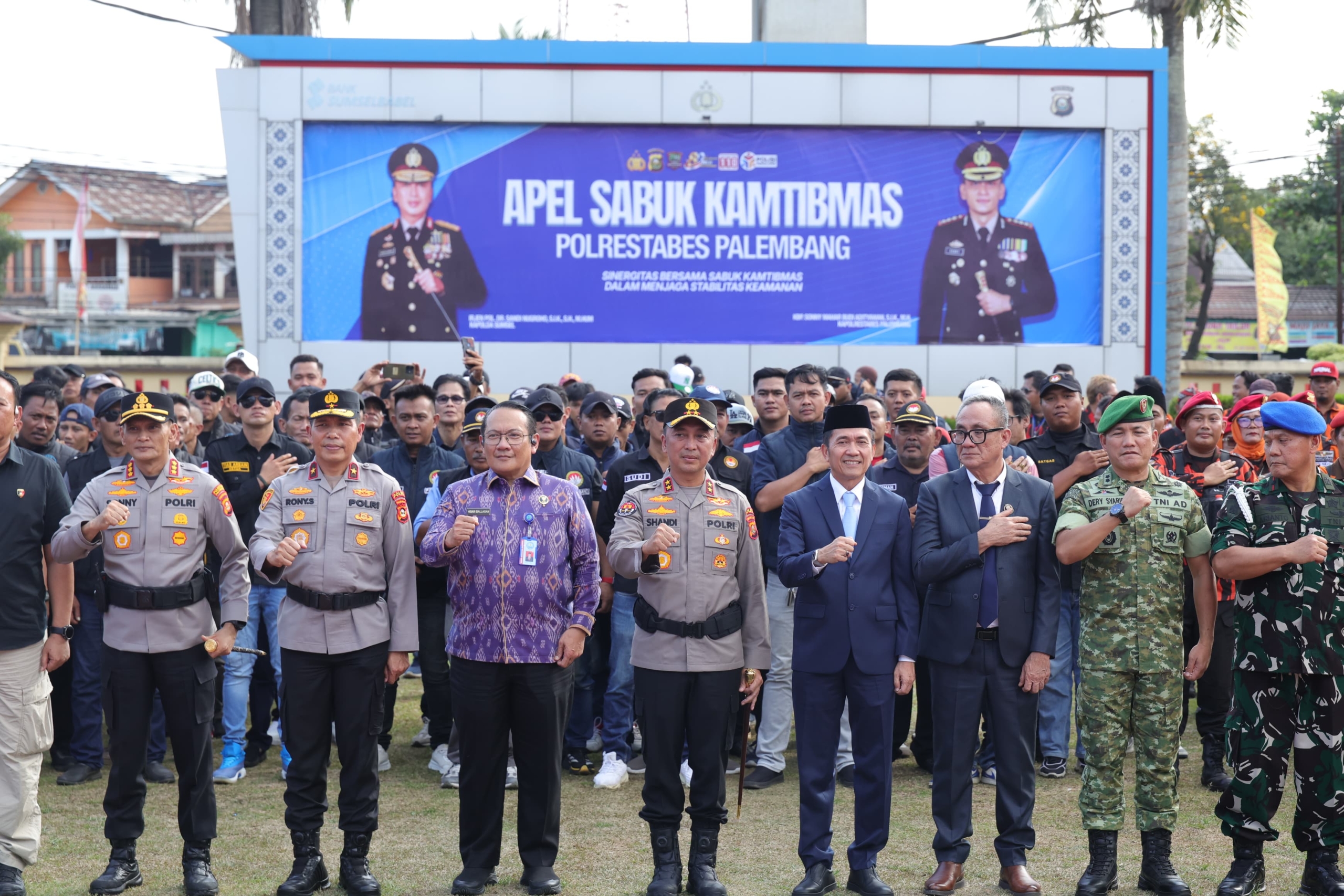 Polda Sumsel menggelar Apel Besar Sabuk Kamtibmas di Palembang dengan melibatkan 672 peserta lintas elemen masyarakat. Kapolda Sumsel mengajak seluruh warga memperkuat sinergi menjaga keamanan. (Foto: ReportaseNews/Don)