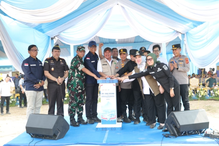 Kapolda Sumsel menghadiri peluncuran tata kelola sumur minyak masyarakat di Lahat untuk mendukung ketahanan energi nasional, menekan illegal drilling, dan mempercepat legalisasi sumur minyak rakyat. (Foto: ReportaseNews/Don)