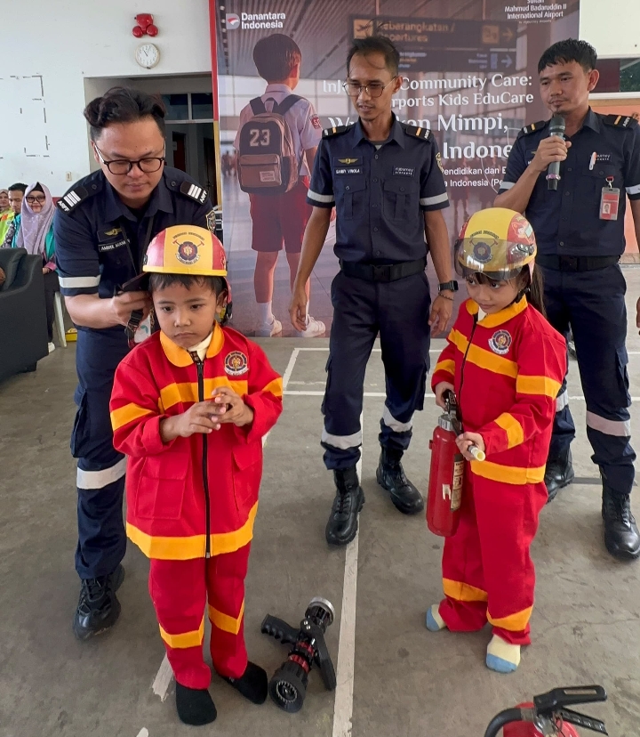 Peringati Hari Anak Nasional, Bandara SMB II Ajak Puluhan Siswa TK Kenali Dunia Penerbangan