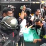 Kejagung resmi mengambil alih penyidikan tiga kasus dugaan korupsi dan TPPU yang menyeret eks Jampidsus Febrie Adriansyah. Polri menyerahkan barang bukti dan Kejagung menerbitkan tiga Sprindik baru. (Foto: ReportaseNews/Tama)