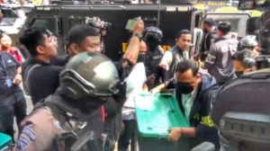 Kejagung resmi mengambil alih penyidikan tiga kasus dugaan korupsi dan TPPU yang menyeret eks Jampidsus Febrie Adriansyah. Polri menyerahkan barang bukti dan Kejagung menerbitkan tiga Sprindik baru. (Foto: ReportaseNews/Tama)