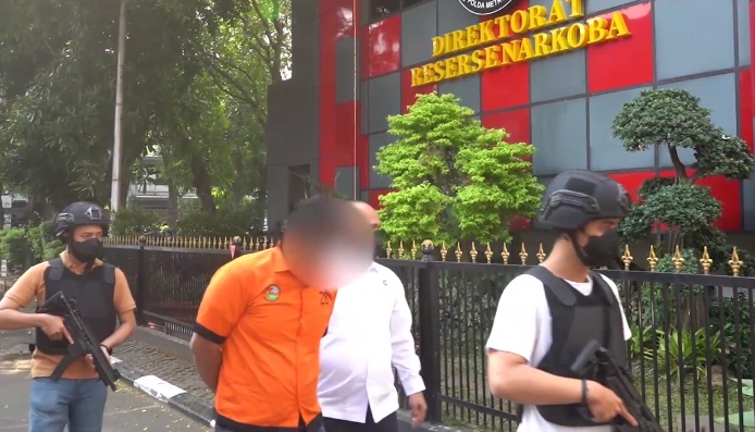 Polda Metro Jaya membongkar gudang penyimpanan narkoba di Tangerang dan menyita 5.205 butir ekstasi serta 49,1 gram bubuk ekstasi. Satu tersangka berinisial R ditangkap. (Foto: ReportaseNews/HO-Ditresnarkoba Polda Metro Jaya)