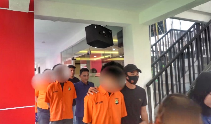 Polda Metro Jaya membongkar sindikat peredaran obat keras golongan G di Tanah Abang. Sebanyak 575.200 butir tramadol dan obat keras lainnya disita. Polisi menyelidiki dugaan pasokan obat menjelang aksi demonstrasi di Jakarta. (Foto: ReportaseNews/HO-Ditresnarkoba Polda Metro Jaya)