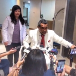 Hotman Paris menanggapi laporan sejumlah organisasi wartawan ke Polda Metro Jaya. Ia menegaskan siap memenuhi panggilan penyidik dan mengklaim ucapannya ditujukan kepada individu, bukan organisasi pers. (Foto: ReportaseNews/Tama)