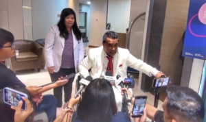 Hotman Paris menanggapi laporan sejumlah organisasi wartawan ke Polda Metro Jaya. Ia menegaskan siap memenuhi panggilan penyidik dan mengklaim ucapannya ditujukan kepada individu, bukan organisasi pers. (Foto: ReportaseNews/Tama)