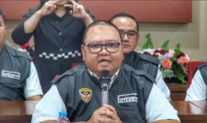 Kortas Tipidkor Polri menahan dua tersangka dalam kasus dugaan korupsi pembiayaan proyek pengadaan batu bara PT PLN Batu Bara periode 2019-2020 yang mengakibatkan kerugian negara sebesar Rp38,9 miliar. (Foto: ReportaseNews/Tama)