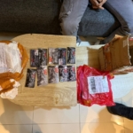 Bareskrim Polri mengungkap jaringan peredaran vape mengandung etomidate di apartemen Jakarta Timur. Tiga orang ditetapkan sebagai tersangka, sementara polisi terus memburu jaringan pemasok. (Foto: ReportaseNews/HO-Dittipidnarkoba Bareskrim Polri)