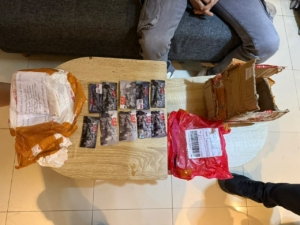 Bareskrim Polri mengungkap jaringan peredaran vape mengandung etomidate di apartemen Jakarta Timur. Tiga orang ditetapkan sebagai tersangka, sementara polisi terus memburu jaringan pemasok. (Foto: ReportaseNews/HO-Dittipidnarkoba Bareskrim Polri)