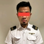 Pilot Malaysia Airlines ditangkap Bareskrim Polri dan Bea Cukai Bandara Soekarno-Hatta setelah kedapatan membawa 70.114 butir ekstasi dan sabu. Pelaku mengaku sudah tiga kali menjadi kurir narkoba. (Foto: ReportaseNews/HO- Dittipidnarkoba Bareskrim Polri)