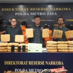 Polda Metro Jaya mengungkap peredaran narkoba di Jakarta Timur. Tiga tersangka ditangkap dengan barang bukti 27,96 kilogram ganja dan 2,69 gram sabu. (Foto: ReportaseNews/HO-Ditresnarkoba Polda Metro Jaya)