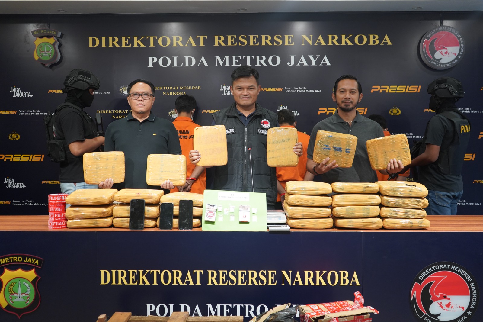 Polda Metro Jaya mengungkap peredaran narkoba di Jakarta Timur. Tiga tersangka ditangkap dengan barang bukti 27,96 kilogram ganja dan 2,69 gram sabu. (Foto: ReportaseNews/HO-Ditresnarkoba Polda Metro Jaya)