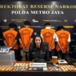 Polda Metro Jaya membongkar sindikat tembakau sintetis di Jakarta Selatan. Empat tersangka ditangkap dengan barang bukti hampir satu kilogram tembakau sintetis siap edar yang dipasarkan melalui sistem mapping. (Foto: ReportaseNews/HO-Ditresnarkoba Polda Metro Jaya)
