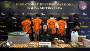 Polda Metro Jaya membongkar sindikat tembakau sintetis di Jakarta Selatan. Empat tersangka ditangkap dengan barang bukti hampir satu kilogram tembakau sintetis siap edar yang dipasarkan melalui sistem mapping. (Foto: ReportaseNews/HO-Ditresnarkoba Polda Metro Jaya)
