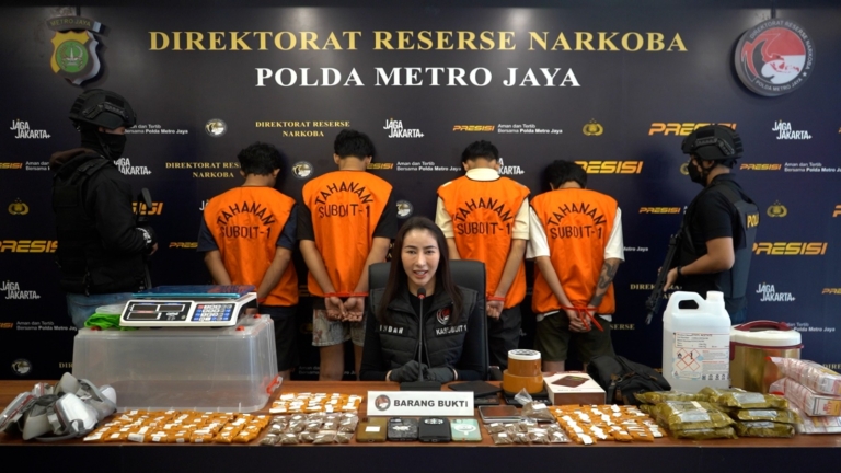 Polda Metro Jaya membongkar sindikat tembakau sintetis di Jakarta Selatan. Empat tersangka ditangkap dengan barang bukti hampir satu kilogram tembakau sintetis siap edar yang dipasarkan melalui sistem mapping. (Foto: ReportaseNews/HO-Ditresnarkoba Polda Metro Jaya)