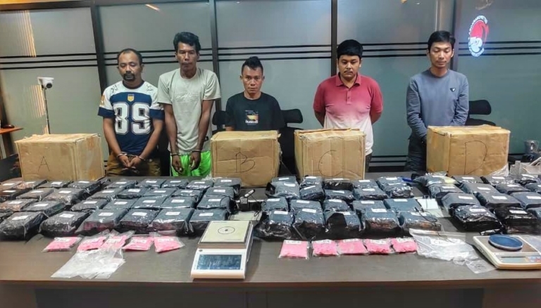 Bareskrim Polri menggagalkan penyelundupan 86,386 kilogram sabu dan 5.171 butir ekstasi dari jaringan internasional Malaysia-Indonesia. Enam tersangka ditangkap, dua pengendali masih diburu. (Foto: ReportaseNews/HO-Dittipidnarkoba Bareskrim Polri)