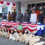 TNI AL menggagalkan penyelundupan 1,6 ton pasir timah ilegal di Perairan Lingga, Kepulauan Riau. Modus penyimpanan di bawah keramba apung berhasil dibongkar, potensi kerugian negara Rp1,33 miliar berhasil diselamatkan. (Foto: ReportaseNews/Aji)