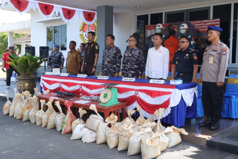 TNI AL menggagalkan penyelundupan 1,6 ton pasir timah ilegal di Perairan Lingga, Kepulauan Riau. Modus penyimpanan di bawah keramba apung berhasil dibongkar, potensi kerugian negara Rp1,33 miliar berhasil diselamatkan. (Foto: ReportaseNews/Aji)