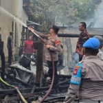 Kebakaran menghanguskan empat rumah panggung di Kecamatan Jejawi, OKI. Polda Sumsel bergerak cepat menangani peristiwa tersebut. Kerugian diperkirakan mencapai Rp1 miliar tanpa korban jiwa. (Foto: ReportaseNews/Don)