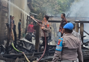 Kebakaran menghanguskan empat rumah panggung di Kecamatan Jejawi, OKI. Polda Sumsel bergerak cepat menangani peristiwa tersebut. Kerugian diperkirakan mencapai Rp1 miliar tanpa korban jiwa. (Foto: ReportaseNews/Don)