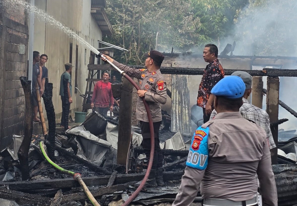Kebakaran menghanguskan empat rumah panggung di Kecamatan Jejawi, OKI. Polda Sumsel bergerak cepat menangani peristiwa tersebut. Kerugian diperkirakan mencapai Rp1 miliar tanpa korban jiwa. (Foto: ReportaseNews/Don)