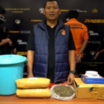 Polda Metro Jaya menggagalkan dugaan transaksi ganja seberat 1,2 kilogram di Cipayung, Depok. Seorang pria berinisial S.B. ditangkap polisi. (Foto: ReportaseNews/Tama)