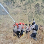Polres Probolinggo dan Tim Gabungan Jinakkan Titik Api di Kawasan Karhutla Bromo