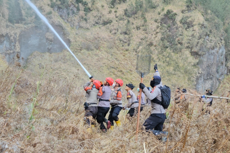 Polres Probolinggo dan Tim Gabungan Jinakkan Titik Api di Kawasan Karhutla Bromo