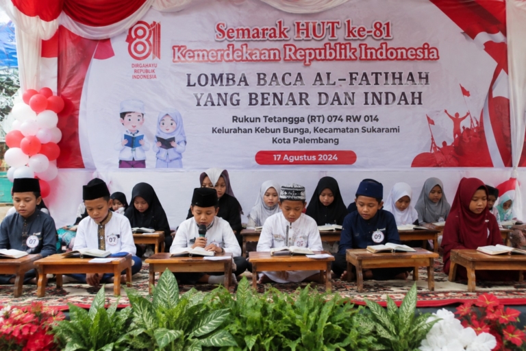 Warga Kebun Bunga Palembang menggelar Lomba Baca Al-Fatihah untuk memeriahkan HUT ke-81 RI sekaligus mengajak masyarakat memperbaiki bacaan sesuai tajwid. (Foto: ReportaseNews/Don)