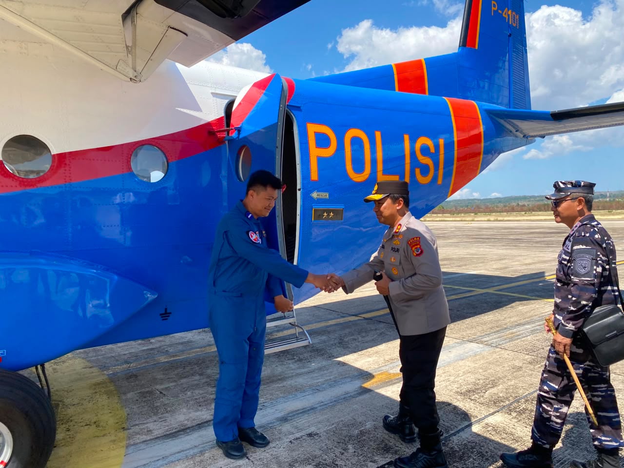 Kapolda NTT Irjen Pol. Rudi Darmoko langsung bertolak dari Kupang menuju Kabupaten Sikka pada Sabtu (15/8/2026) siang untuk mengecek kondisi warga dan penanganan bencana di lapangan. (Dok. Humas Polri)