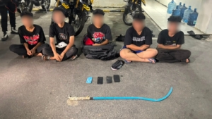 Brimob Polda Metro Jaya membubarkan tawuran di Jalan Basuki Rahmat, Jakarta Timur. Lima pemuda dan satu senjata tajam diamankan. (Dok Humas Polda Metro Jaya)