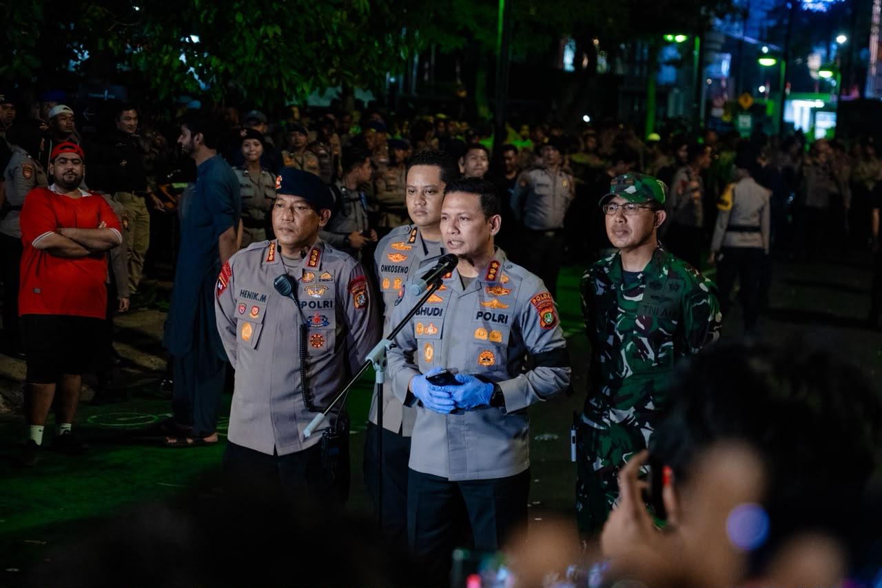 Penyampaian aspirasi mahasiswa di Jakarta berlangsung aman. Polisi menemukan pisau dan golok serta masih mendalami tujuan keberadaan benda tajam tersebut. (Foto: ReportaseNews/Tama)