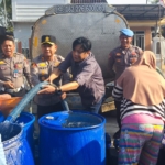 Polres Rembang bersama IJTI Muria Raya menyalurkan 50.000 liter air bersih untuk warga terdampak kekeringan di Kecamatan Pamotan. (And)