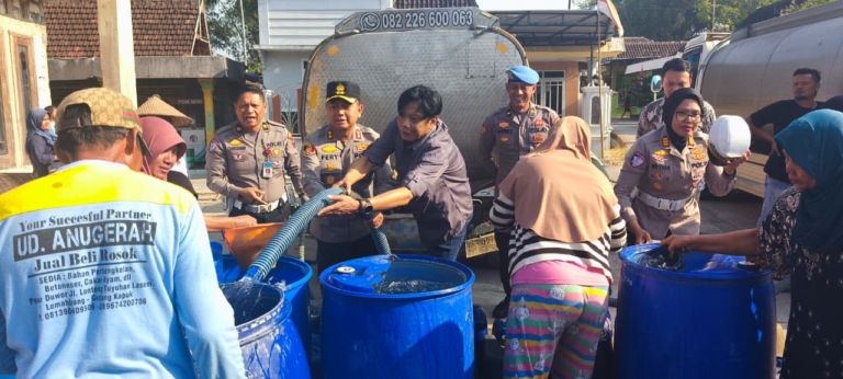 Polres Rembang bersama IJTI Muria Raya menyalurkan 50.000 liter air bersih untuk warga terdampak kekeringan di Kecamatan Pamotan. (And)