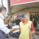 ISPU Palembang mencapai 195 atau kategori tidak sehat. Pemkot Palembang membagikan 16.500 masker gratis untuk melindungi warga dari kabut asap karhutla. (Don)