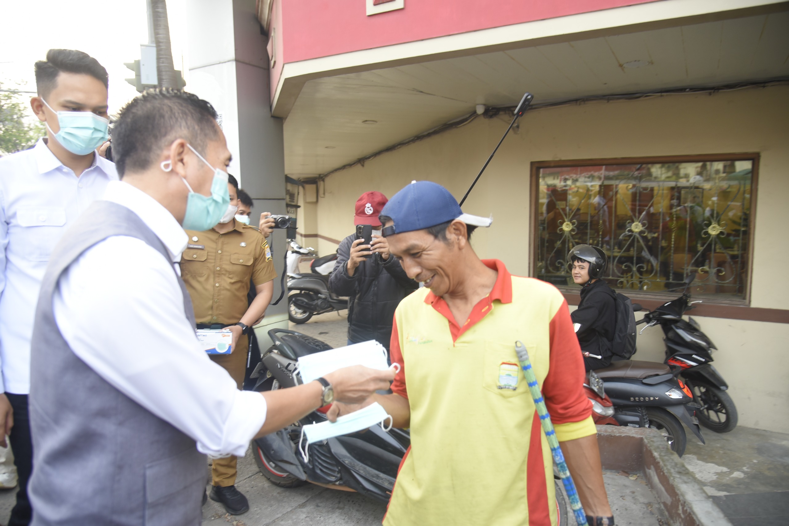 ISPU Palembang mencapai 195 atau kategori tidak sehat. Pemkot Palembang membagikan 16.500 masker gratis untuk melindungi warga dari kabut asap karhutla. (Don)