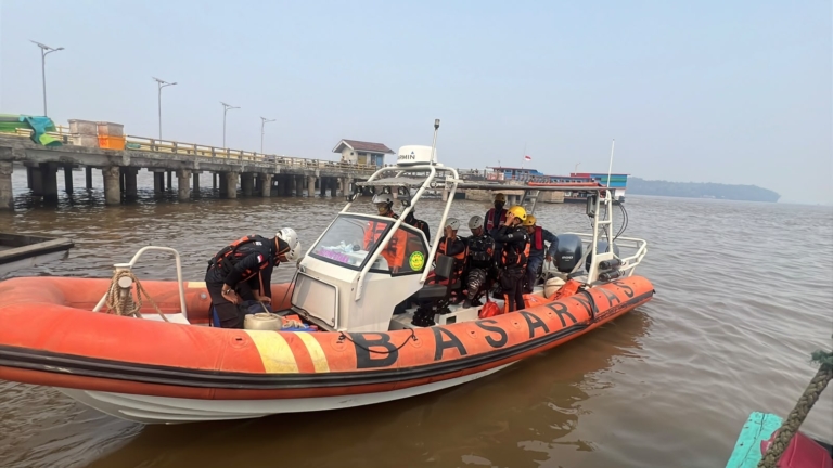 Tim SAR Gabungan kembali mencari dua ABK TB Rimba Megah XV yang masih hilang setelah kapal tenggelam di Perairan Pulau Meledang, Kayong Utara. (Ist)