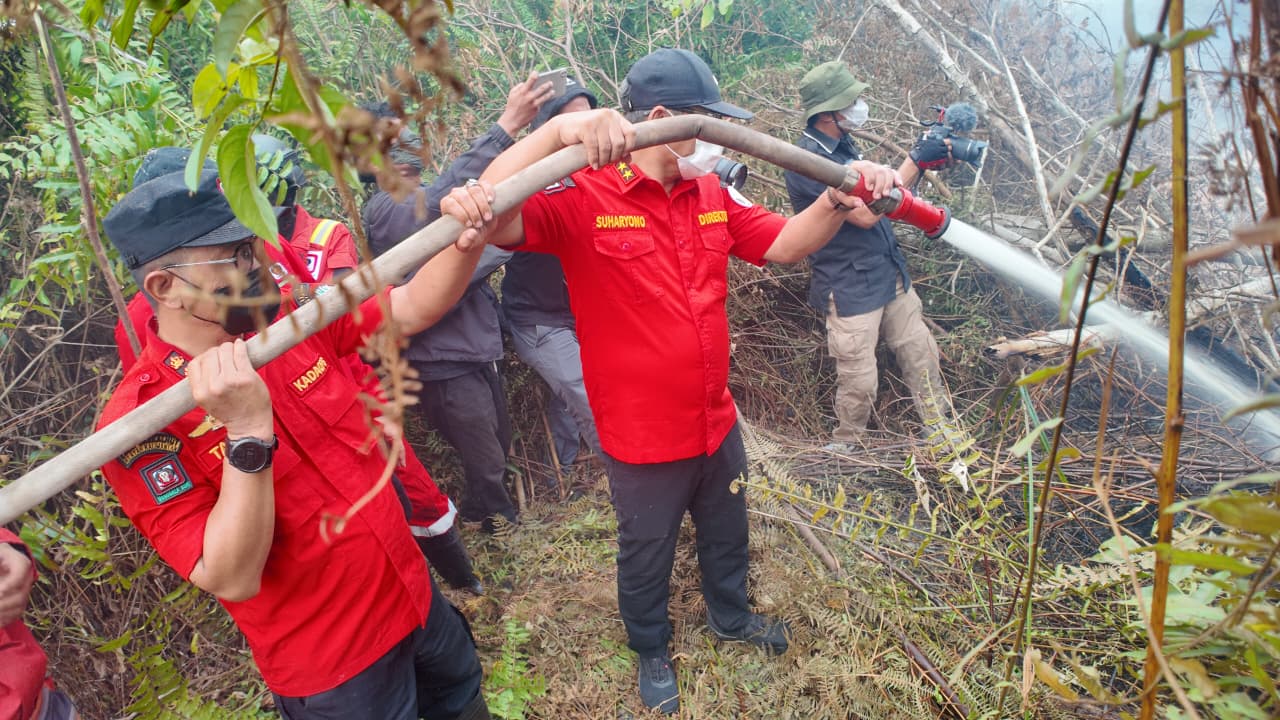 Kemenhut memperkuat perlindungan kesehatan 65 personel Manggala Agni Pontianak yang hampir tiga minggu menangani karhutla di Kalimantan Barat. (Ist)