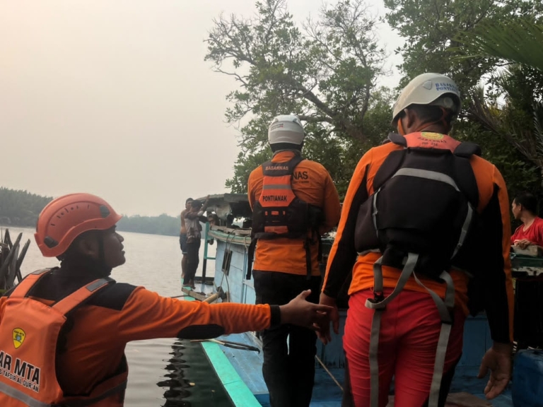 Tim SAR gabungan mencari Mursal, warga Kayong Utara yang hilang saat memancing di Sungai Guntung Karawang, Kubu Raya, diduga diterkam buaya. (Ist)