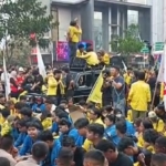 Ratusan mahasiswa membubarkan aksi di Gedung UOB Jakarta secara tertib. Di sisi lain, Polda Metro Jaya mengamankan 21 orang yang membawa barang berbahaya. (Foto: ReportaseNews/Tama)