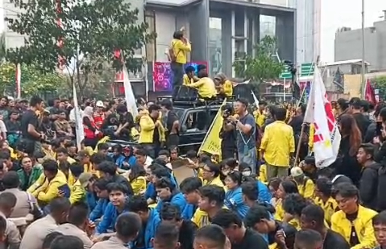 Ratusan mahasiswa membubarkan aksi di Gedung UOB Jakarta secara tertib. Di sisi lain, Polda Metro Jaya mengamankan 21 orang yang membawa barang berbahaya. (Foto: ReportaseNews/Tama)