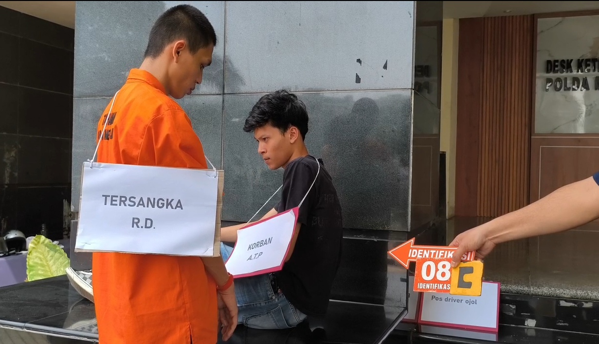 Polda Metro Jaya menggelar rekonstruksi kasus pencurian disertai pembunuhan pengemudi ojol di Tangerang dengan 23 adegan, termasuk penusukan saat korban tertidur. (Foto: ReportaseNews/Tama)