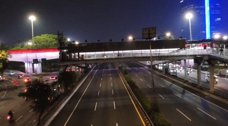 Aksi unjuk rasa di sekitar DPR/MPR berdampak pada Tol Dalam Kota. Jasa Marga mengalihkan arus dan menutup sementara sejumlah gerbang tol. (Foto: ReportaseNews/Tama)