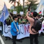 Massa demonstrasi di depan Gedung DPR/MPR RI masuk ke Jalan Tol Dalam Kota pada Kamis sore. Polisi menutup akses dan mengimbau massa meninggalkan lokasi. (Foto: ReportaseNews/Tama)
