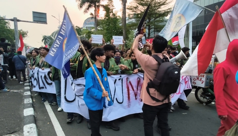 Massa demonstrasi di depan Gedung DPR/MPR RI masuk ke Jalan Tol Dalam Kota pada Kamis sore. Polisi menutup akses dan mengimbau massa meninggalkan lokasi. (Foto: ReportaseNews/Tama)