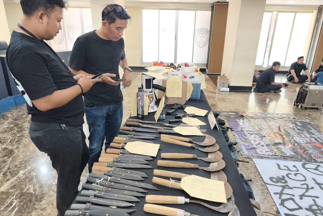 Polda Metro Jaya memeriksa 10 dari 65 orang yang diamankan terkait dugaan perekrutan massa dan penyediaan dana untuk menunggangi aksi demonstrasi. (Foto: ReportaseNews/Tama)