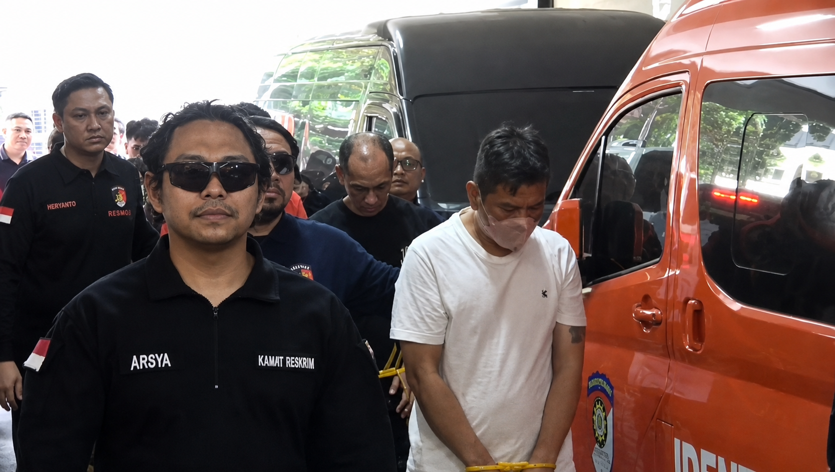 Sembilan tersangka kasus kasino Batam dibawa ke Bareskrim Polri. Polisi menyita uang tunai Rp 7,79 miliar dari penggerebekan. (Foto: ReportaseNews/Tama)