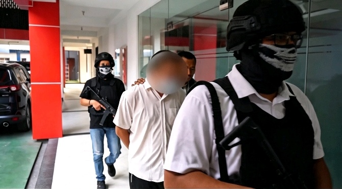Polda Metro Jaya membongkar home industry narkotika jenis etomidate di Jakarta Selatan. Seorang WN Malaysia ditangkap dan 131 cartridge disita. (Foto: ReportaseNews/Tama)
