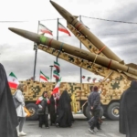 Perang Iran-AS memperlihatkan penggunaan PrSM dan Kheibar Shekan, dua rudal dengan jangkauan, teknologi, dan kemampuan berbeda yang mengubah perang modern. (Foto: West Asia News Agency via Reuters/ Majid Asgaripour)