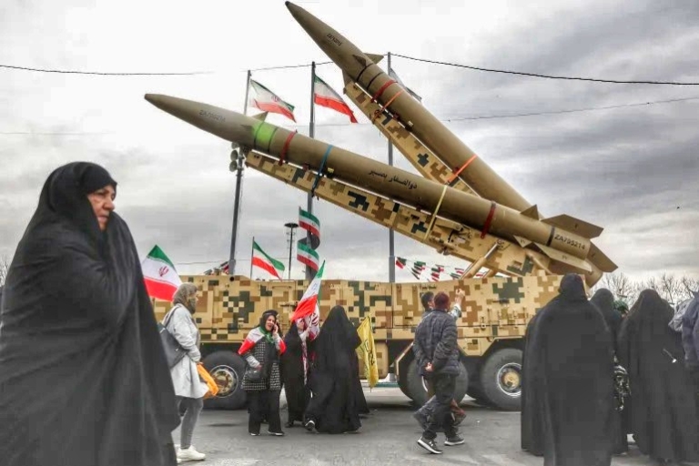 Perang Iran-AS memperlihatkan penggunaan PrSM dan Kheibar Shekan, dua rudal dengan jangkauan, teknologi, dan kemampuan berbeda yang mengubah perang modern. (Foto: West Asia News Agency via Reuters/ Majid Asgaripour)